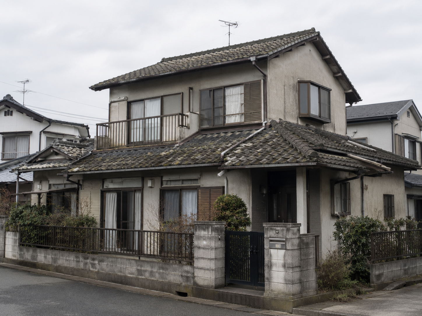 色あせて苔が目立つ経年した屋根