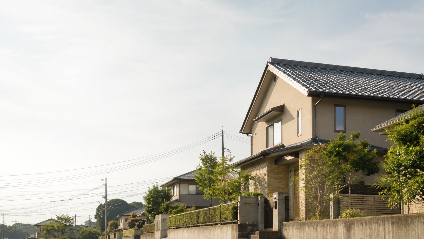 葺き替えたばかりの瓦屋根がある郊外の一戸建て住宅