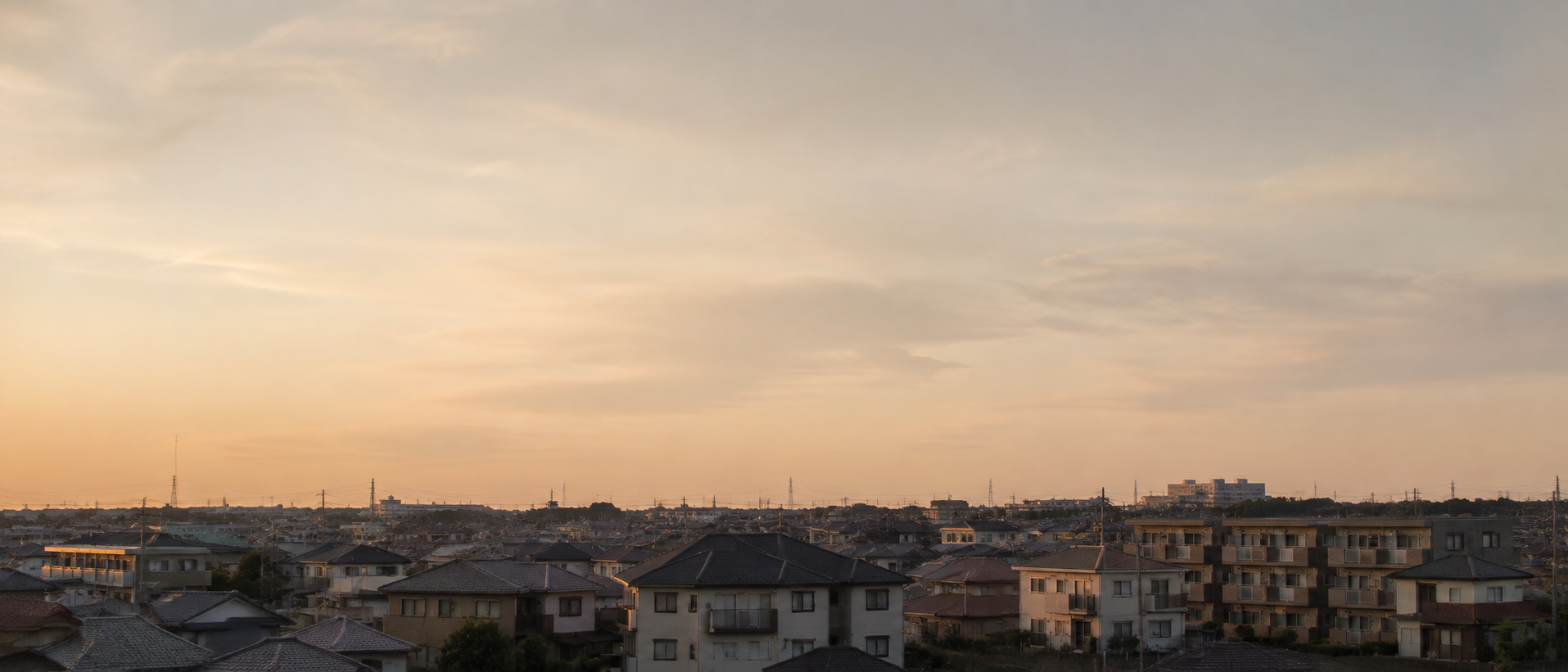 夕方の郊外住宅街の遠景